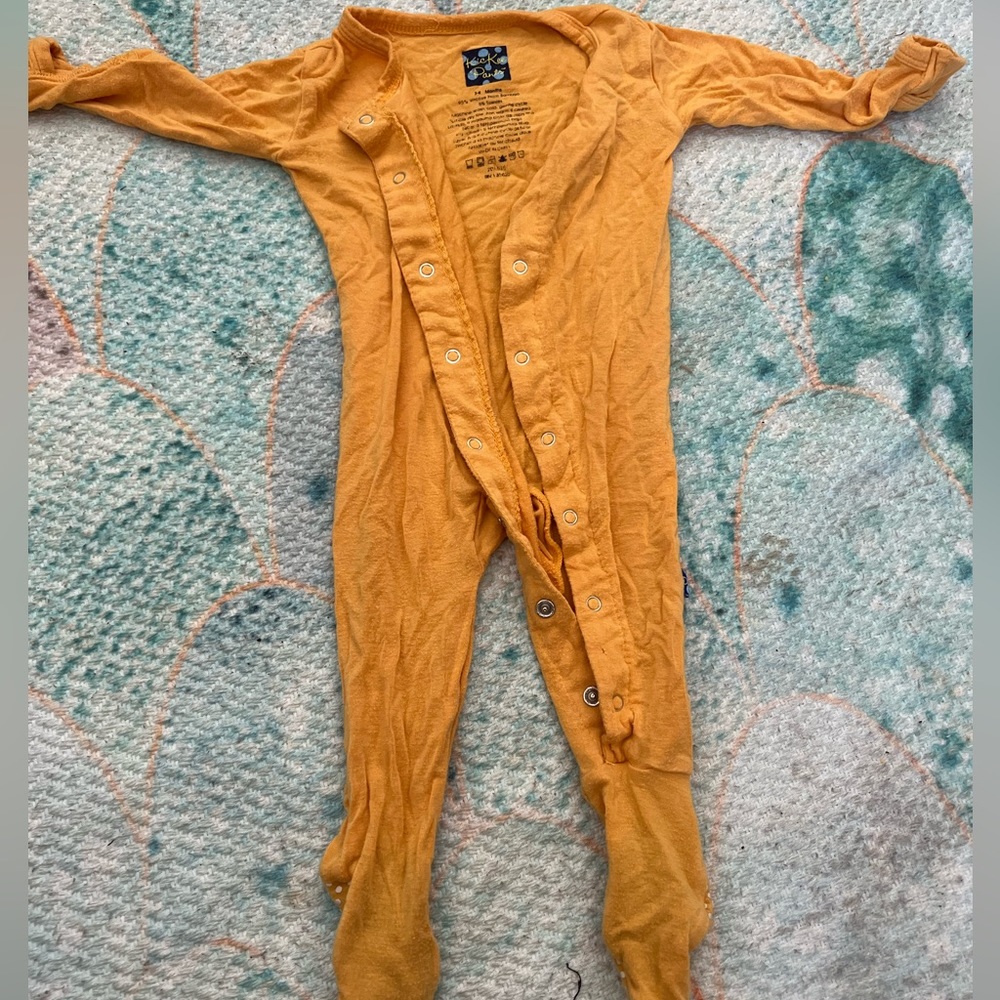 KicKee pants 3-6 month in fuzzy bee